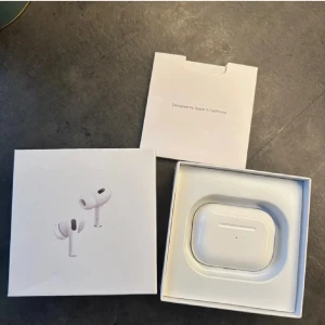AirPods Pro - Säljer AirPods Pro med MagSafe-laddningsetui, originalförpackning och tillbehör. Produkten är ny i obruten förpackning, perfekt för dig som vill ha aktiv brusreducering och trådlös laddning. Inga synliga defekter eller slitage. Passar alla Apple-enheter.