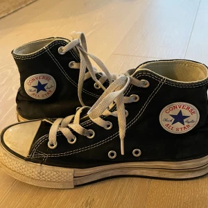 Svarta converse - Svarta converse i storlek 38