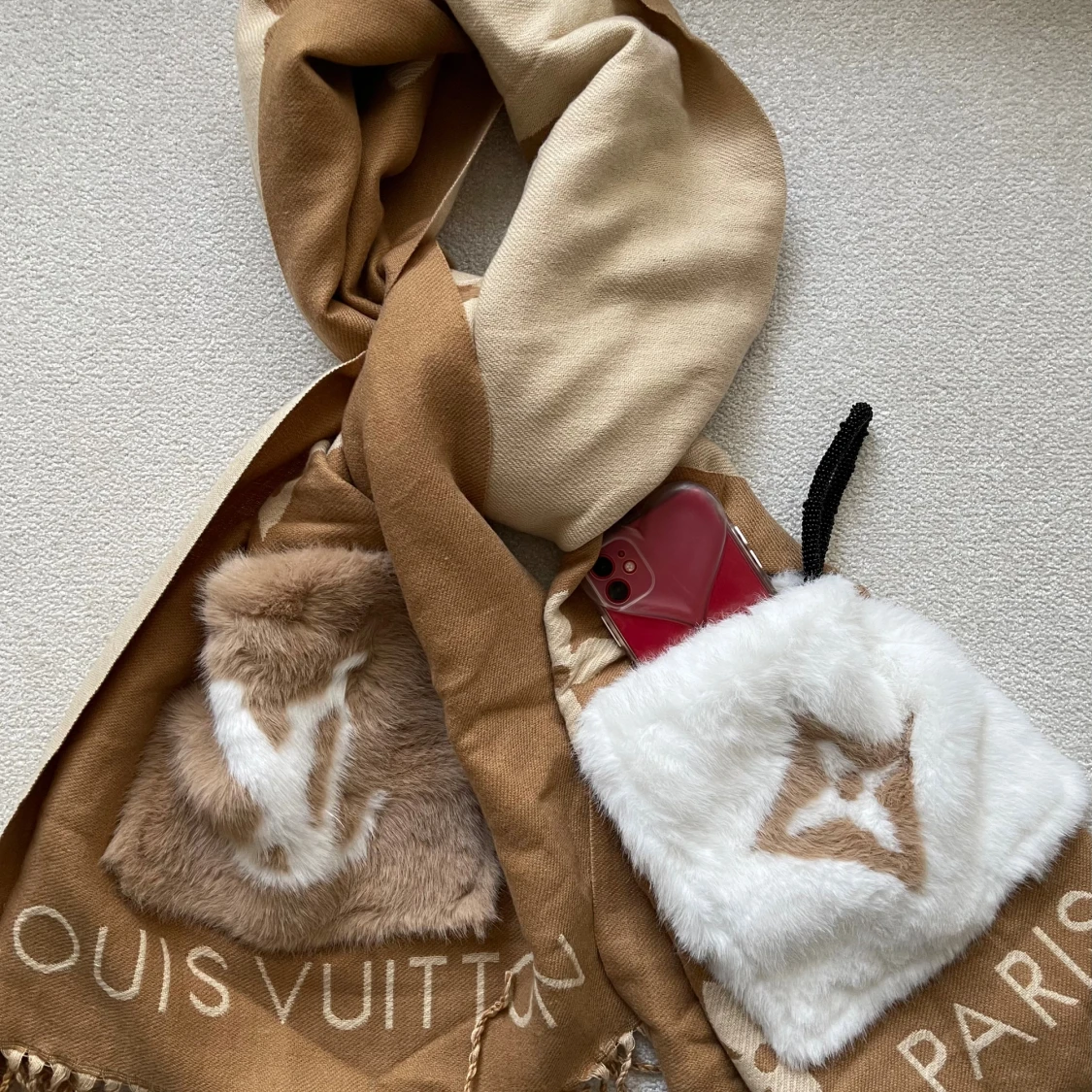 Beige  Vuitton halsduk med fuskpäls - 1
