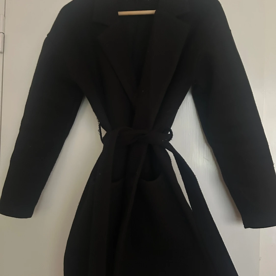 Svart kappa med bälte och fickor - 1