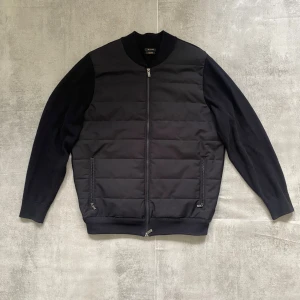 Svart massimo dutti cardigan  - Jag Säljer en fet cardigan från Massimo dutti | skicket på jacka är 8/10 väldigt bra | storlek L | ny pris 2000: mitt pris är 599| skriv vid frågor och funderingar      