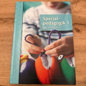 Specialpedagogik 1 - Specialpedagogik 1 ger en lättläst introduktion till specialpedagogik, med fokus på funktionsnedsättningar och inkludering. Perfekt för dig som pluggar vård, omsorg eller barn- och fritidsprogrammet. Boken innehåller övningar, sammanfattningar och centrala begrepp.