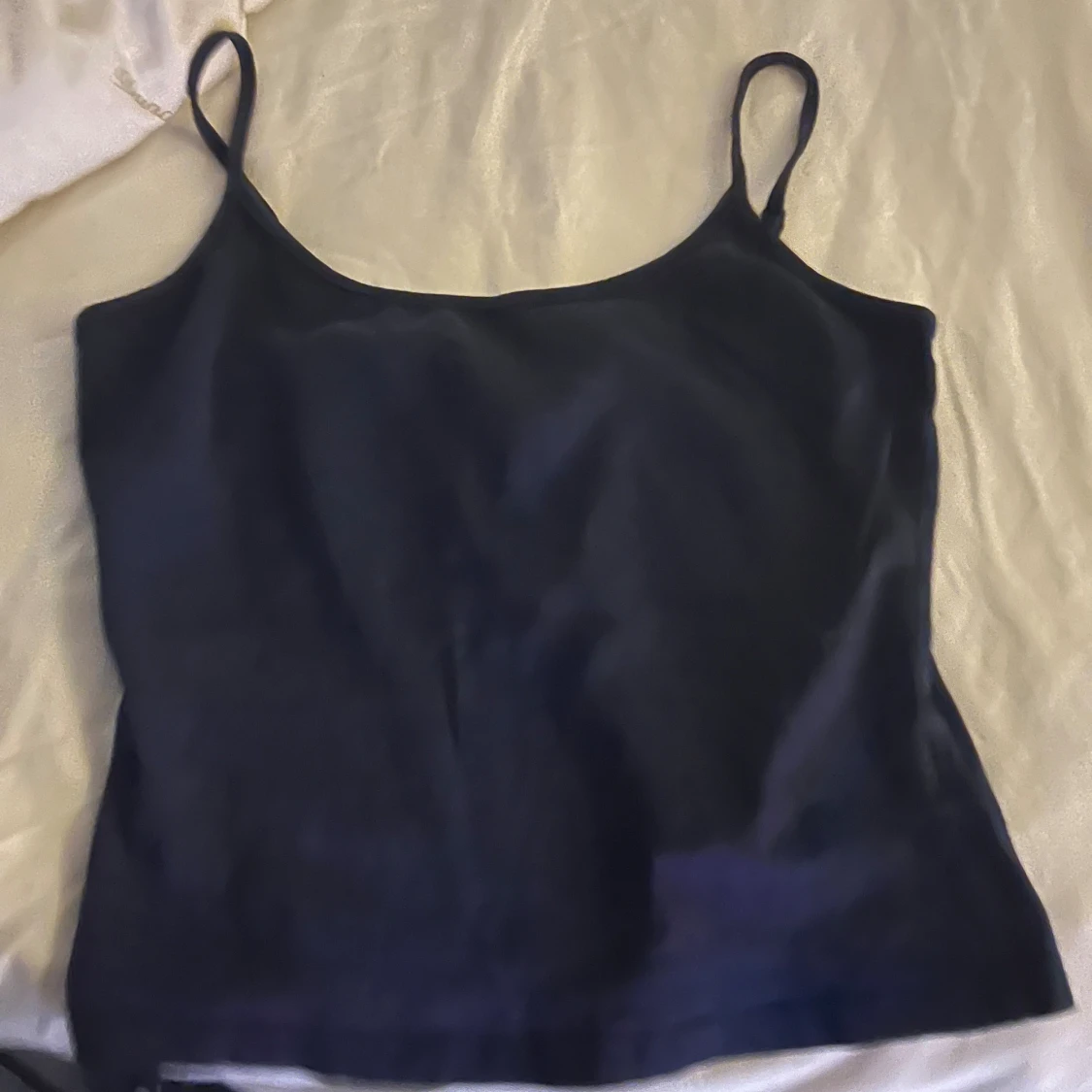 Svart linnetopp med smala axelband