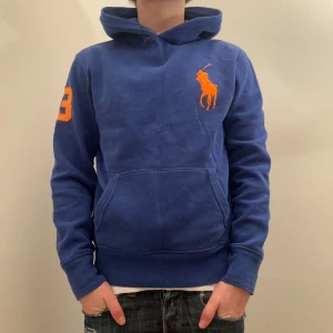 Polo Ralph Lauren hoodie - Modellen är 176 och väger 60 för referens. Skriv vid ytterligare frågor eller funderingar🤝