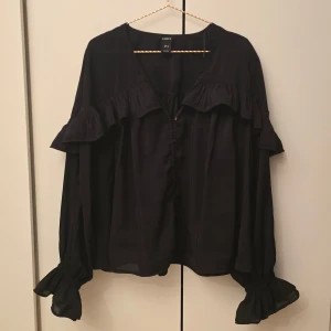Lindex svart volangblus med trumpetärm - Beskrivning kommer inom kort...