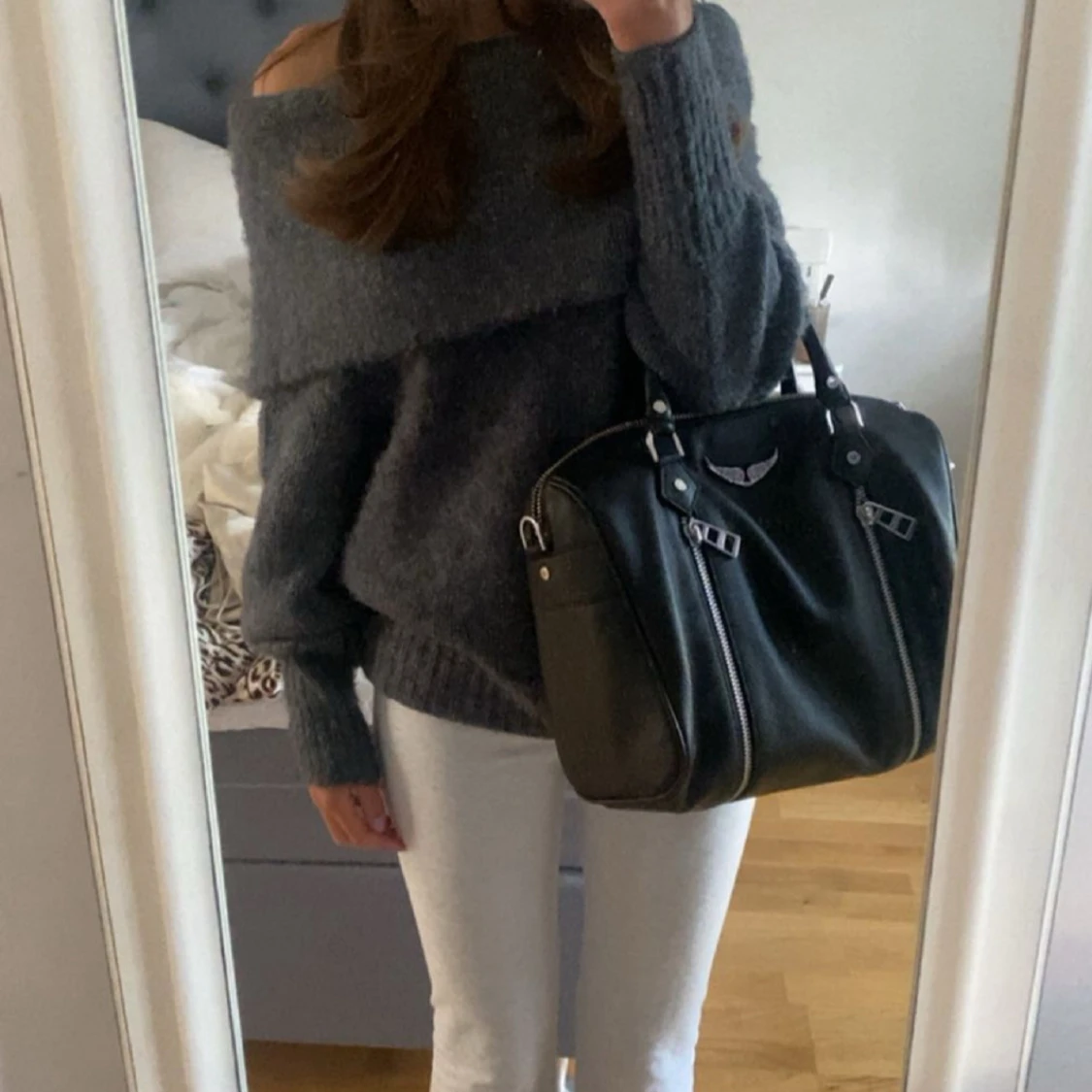 Mörkgrå offshoulder stickad tröja