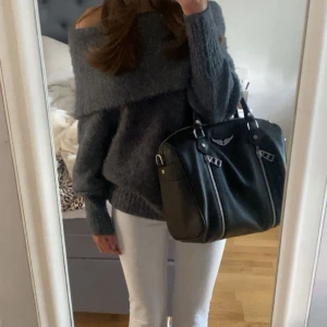 Mörkgrå offshoulder stickad tröja - Supermysig mörkgrå stickad tröja med offshoulder-design och bred krage💕💕💕