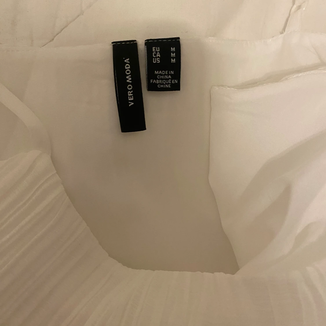 Vit linnetopp med volang från Vero Moda - 1