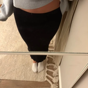 Svart ribbad långkjol - Superfin, nyskick