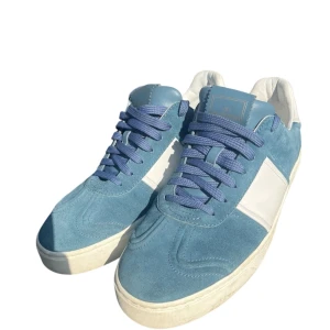 Valentino Flycrews - Säljer dessa sköna valentino flycrews i väldigt bra skick. Storlek 41. Alla nitar är kvar och skorna är riktigt fräscha. (BOX TILLKOMMER). Skriv vid minsta fundering!!🙌🤩