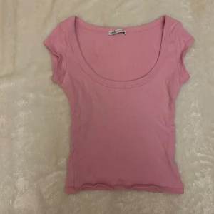 Rosa ribbad topp från Zara - Säljer en ljusrosa ribbad topp från Zara med rundad, djup halsringning och korta ärmar. Storlek S. Köp gärna bundles för billigt pris!! 💓💓
