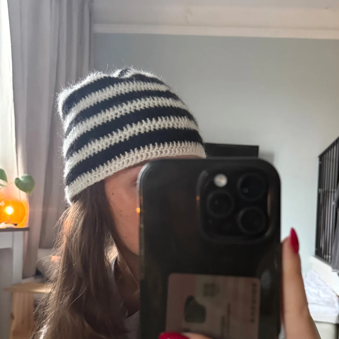 Randig svartvit virkad mössa - 1