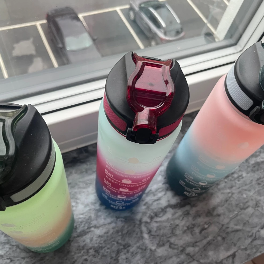 Flerfärgade vattenflaskor med tidsmarkeringar - 2