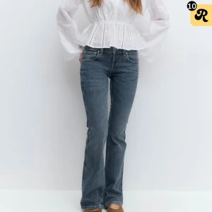 Jeans med mönster - Nästan aldrig använt, bara 3/4 gånger. De passar inte för jag köpte fel storlek. Skriv om ni vill ha fler bilder💗