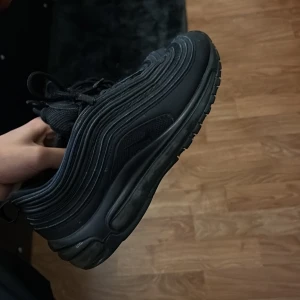 Nike air max 97 - Funkar bra har haft den nåra gånger på mig och det lite skadat på under sidan men det gör inget vatten kommer nt in eller smuts 