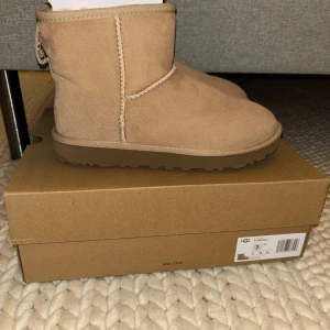 Beige UGG boots i mocka - Säljer nu dessa ugg då jag vill köpa en annan färg. Fick hem dem förra veckan och är knappt använda, endast använda 3 gånger. Låda och allt medföljer. Skorna är i jättebra skick! Skriv vid frågor eller funderingar💗