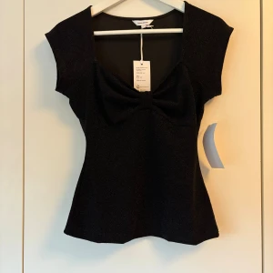 Svart glittrig topp - Superfin svart glittrig topp från bubbelroom, köpt för typ ett år sedan men aldrig använd, i nyskick