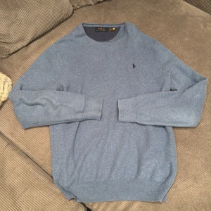 Ralph Lauren Stickad sweatshirt - Säljer min ljusblåa stickad sweatshirt från Ralph Lauren för den är för liten för mig, Den är i väldigt bra skick, har möjligtvis använt den 10 gånger. Inga defekter osv Nypris: 2200kr