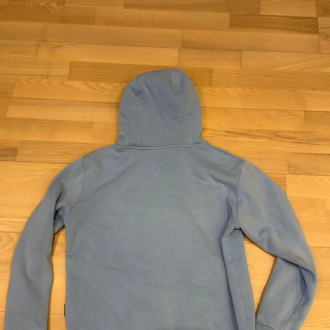 Blå hoodie från Hoodrich med broderi - 1