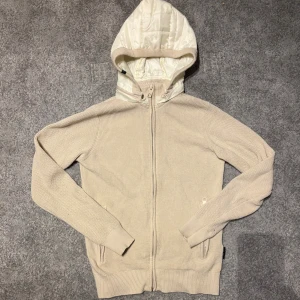 Indicode cardigan - Säljer en riktigt snygg cardigan/zip hoddie -den är i riktigt bra skick använd två gånger typ👍 -storlek xs men passar även S - man kan även ta bort luvan om det skulle önskas✅