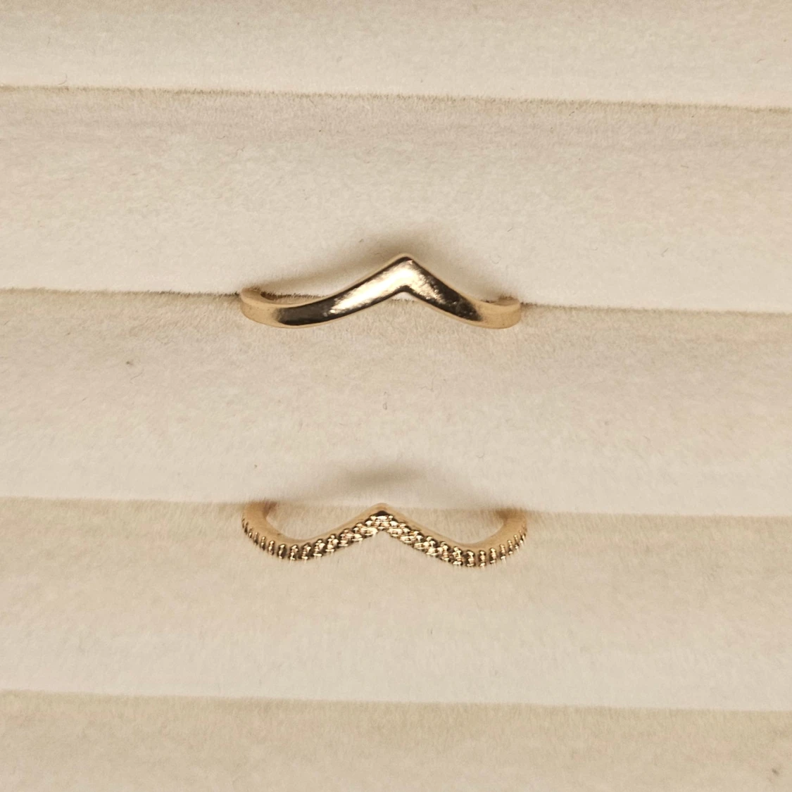 Två guldiga V-formade ringar