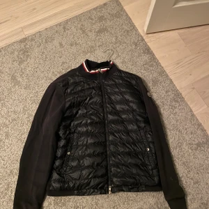 Moncler cardigan  - Säljer en schysst Moncler cardigan. Den är i storlek xxl men sitter som en L det finns lagningar på armarna därför jag säljer den lite billigare den är sjävklart äkta 🙌