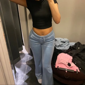 Ljusblå juicy - Supersköna ljusblå juicy. Använd ett par gånger men jätte bra skick med inga spår av användning. 