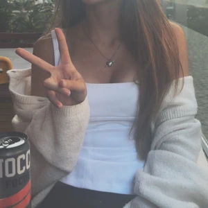 Trendiga toppen - Vit croppad linnetopp med breda axelband och fyrkantig halsringning. Toppen är stilren och passar perfekt till jeans eller kjol. Sitter ganska tajt så det blir typ som en korsett💗