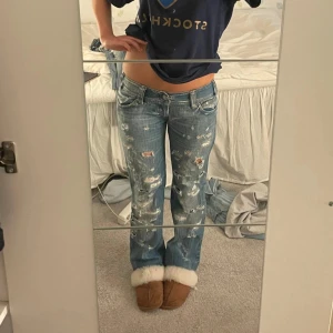 Jeans lowwaist utsvängda lågmidjade håliga - Jeans, midja (rakt över): 37-38 innerbenslängd: 84cm