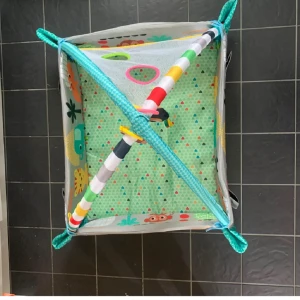 Babygym med djurmotiv och leksaksbågar - Färgglatt babygym med mjuk matta, djurmotiv och två bågar med hängande leksaker. Perfekt för lek och stimulans. Inga synliga defekter, ser fräscht ut och passar små barn. Enkel att montera och vika ihop. Använd endast en gång!!!