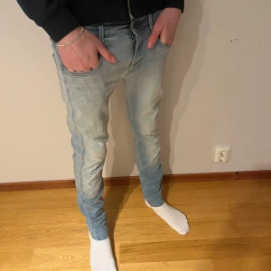 Replay anbass 29/32 - Nu säljer vi ett par riktigt feta Replay anbass i storleken 29/32! Skick:10/10! För mer info,bilder eller priser, så är det bara att höra av sig!