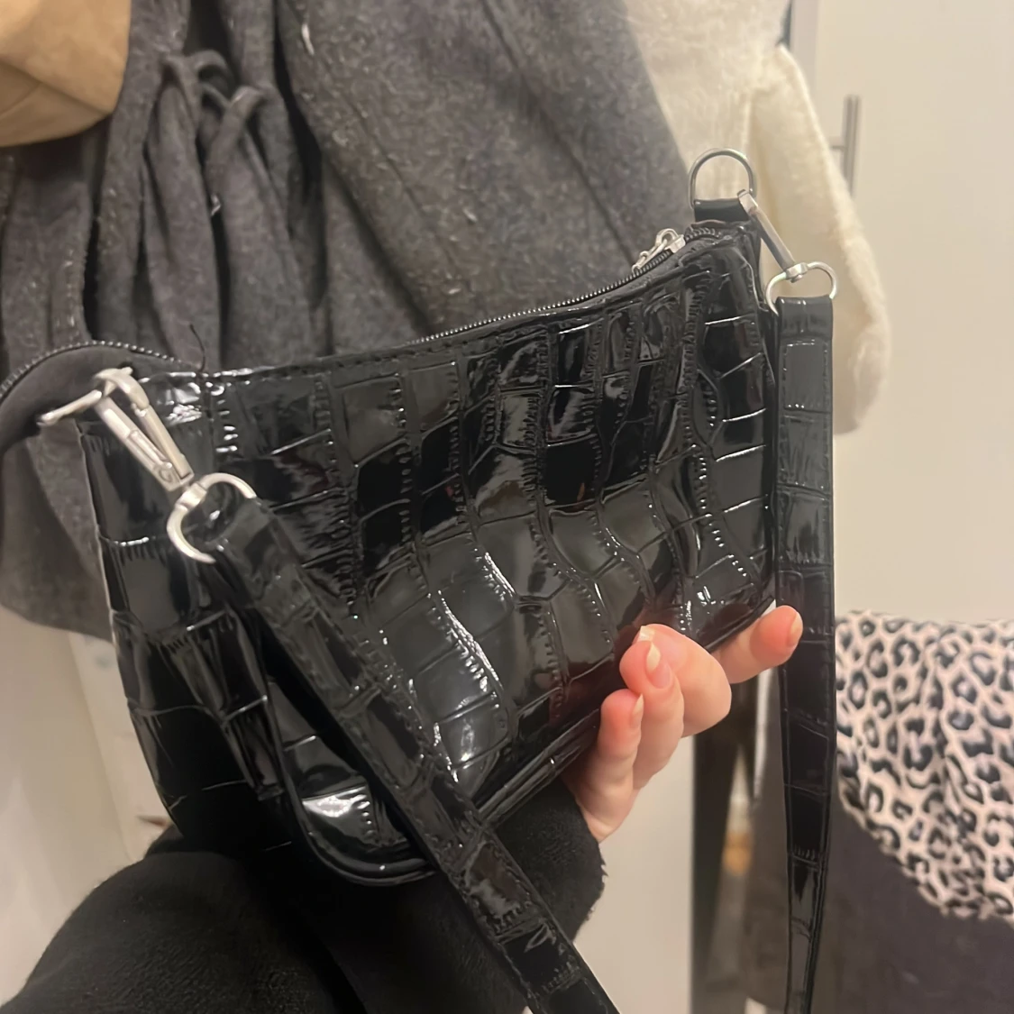 Svart axelväska med hjärtdetalj - 1