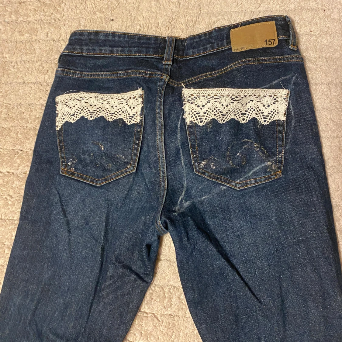 Blå jeans med spetsdetaljer - 1