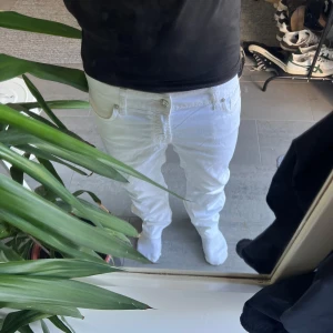 Vita Jacob cohen jeans - Schyssta vita Jacob cohen jean, storlek 30. De är extremt sköna och inte alls tajta.