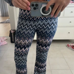 Utsvängda byxor - Trendiga bootcut byxor med zig zag mönster. Storlek 146/152 men passar även mig som har xs/s då de är väldigt stretchiga och ganska långa💗 Pris kan diskuteras vid snabb affär så ge gärna lägre prisförslag!