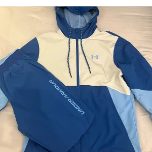 Under armour tracksuite använd nån månad  - Under armour tracksuite som är använd nån månad jättebra skick Storlek S