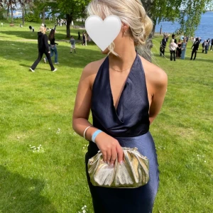 Guldig axelväska från Swedood - Snygg guldig axelväska från Even&Odd. Perfekt väska att ha på balen eller andra härliga event. Medkommer axelband. 