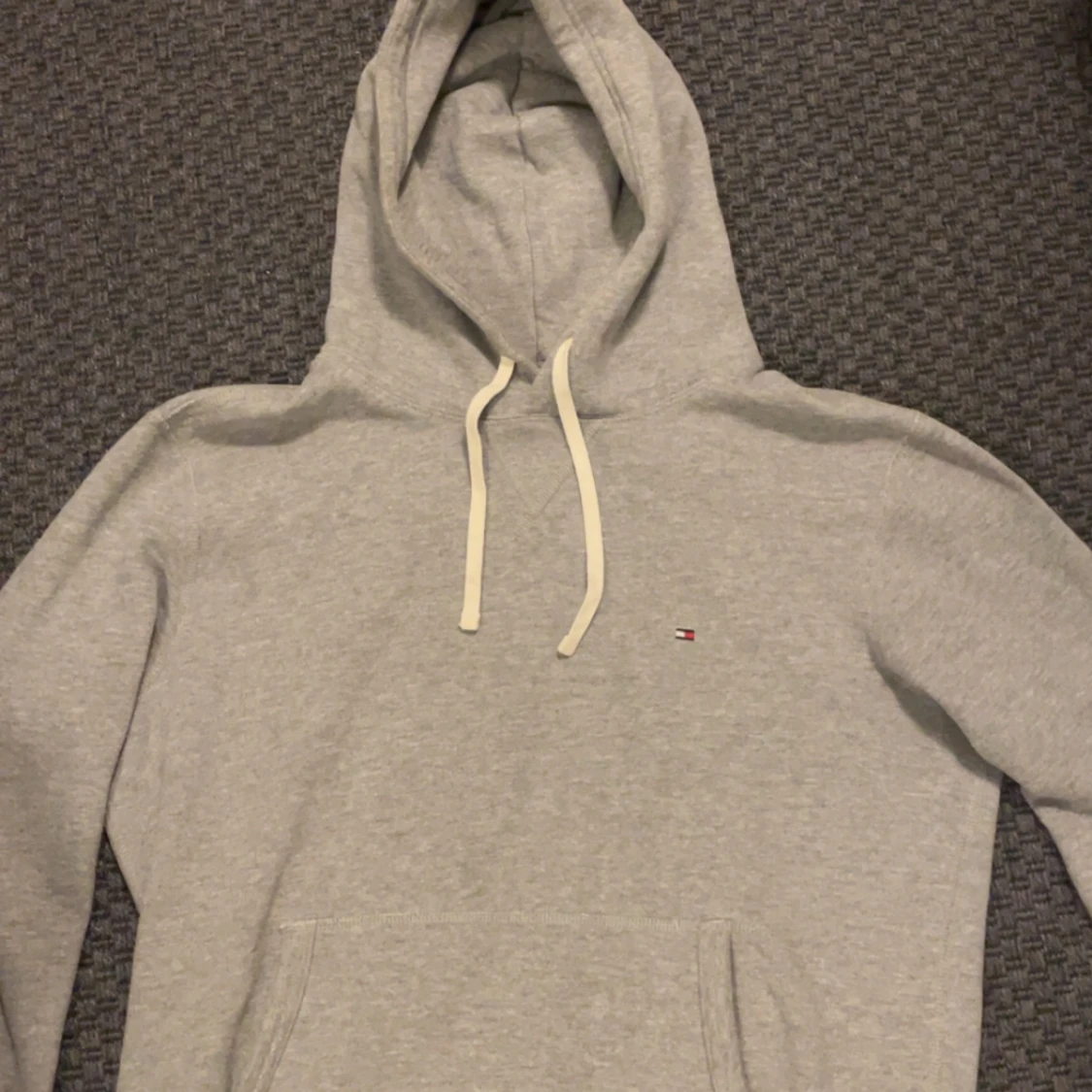 Grå hoodie från Tommy Hilfiger