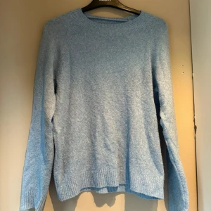 Ljusblå stickad tröja  - Mysig ljusblå stickad tröja från vero Moda med rund halsringning och ribbade muddar vid ärmslut och nederkant. 