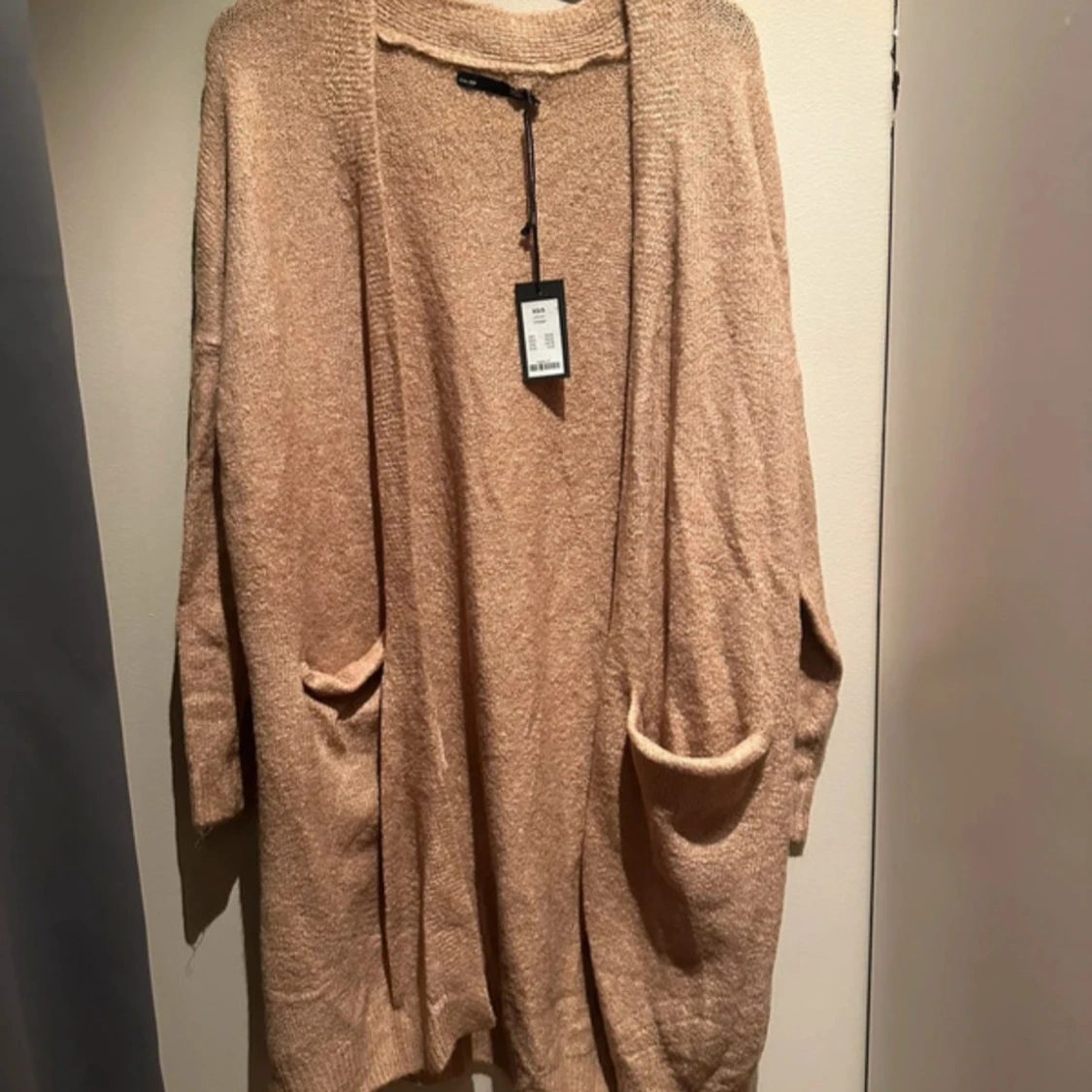 Beige kofta från 157 med fickor