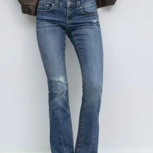 nya bootcut jeans från gina  - Snygga blå jeans från gina tricot med  bootcut och slitningar på låret. Jeansen har bakfickor med knappar. Säljer pga att de inte passade mig på sättet jag tänkte mig. Köpt för 500 säljer för 420, med tanke på att det aldrig är använda!💕