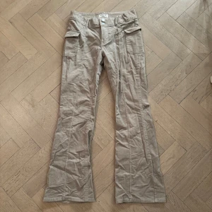 Beige manchesterbyxor från Lindex - Snygga beiga Manchester byxor från Lindex. Jag säljer för 150kr + frakt som kunden betalar, priset kan diskuteras.