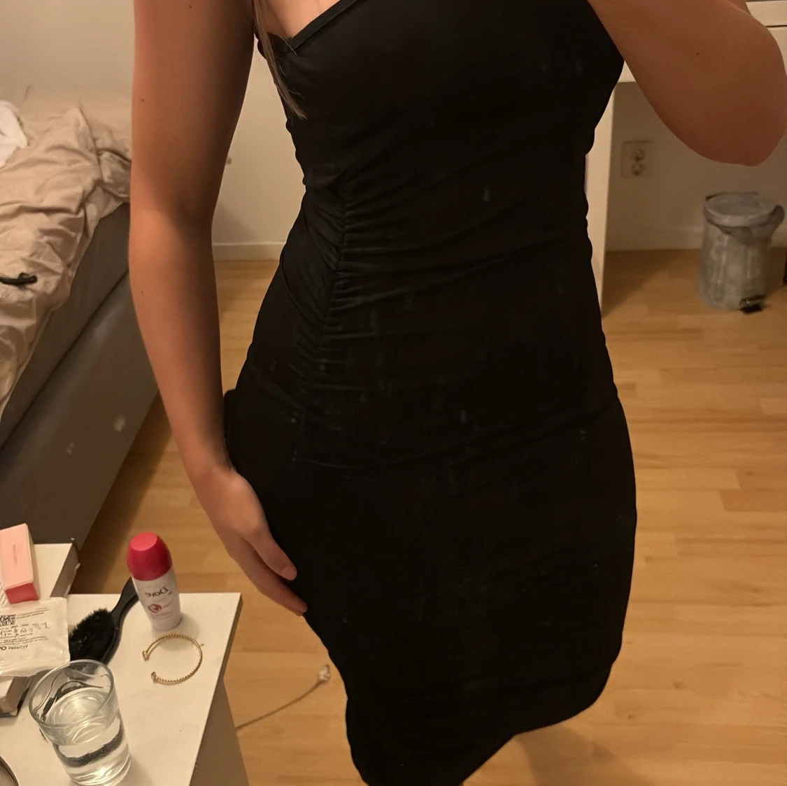 Svart oneshoulder klänning - 1