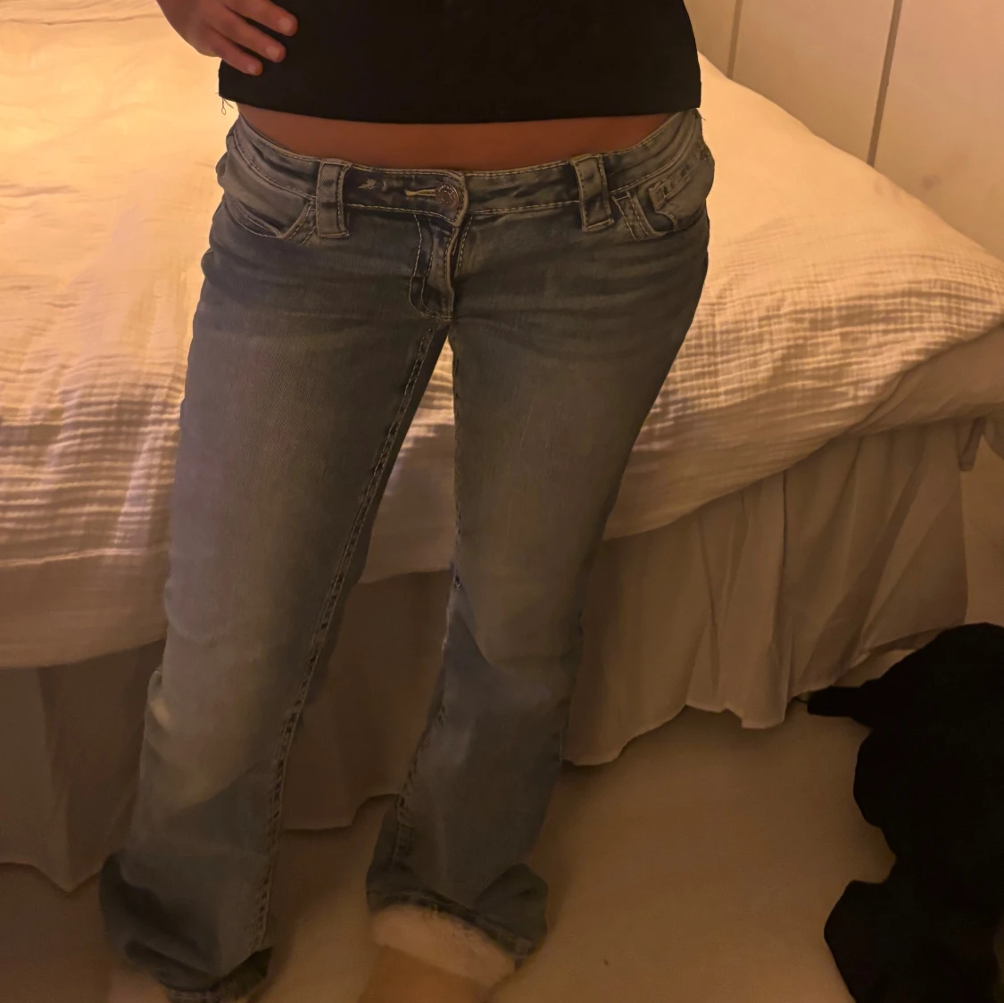 Ljusblå bootcut jeans låg midja