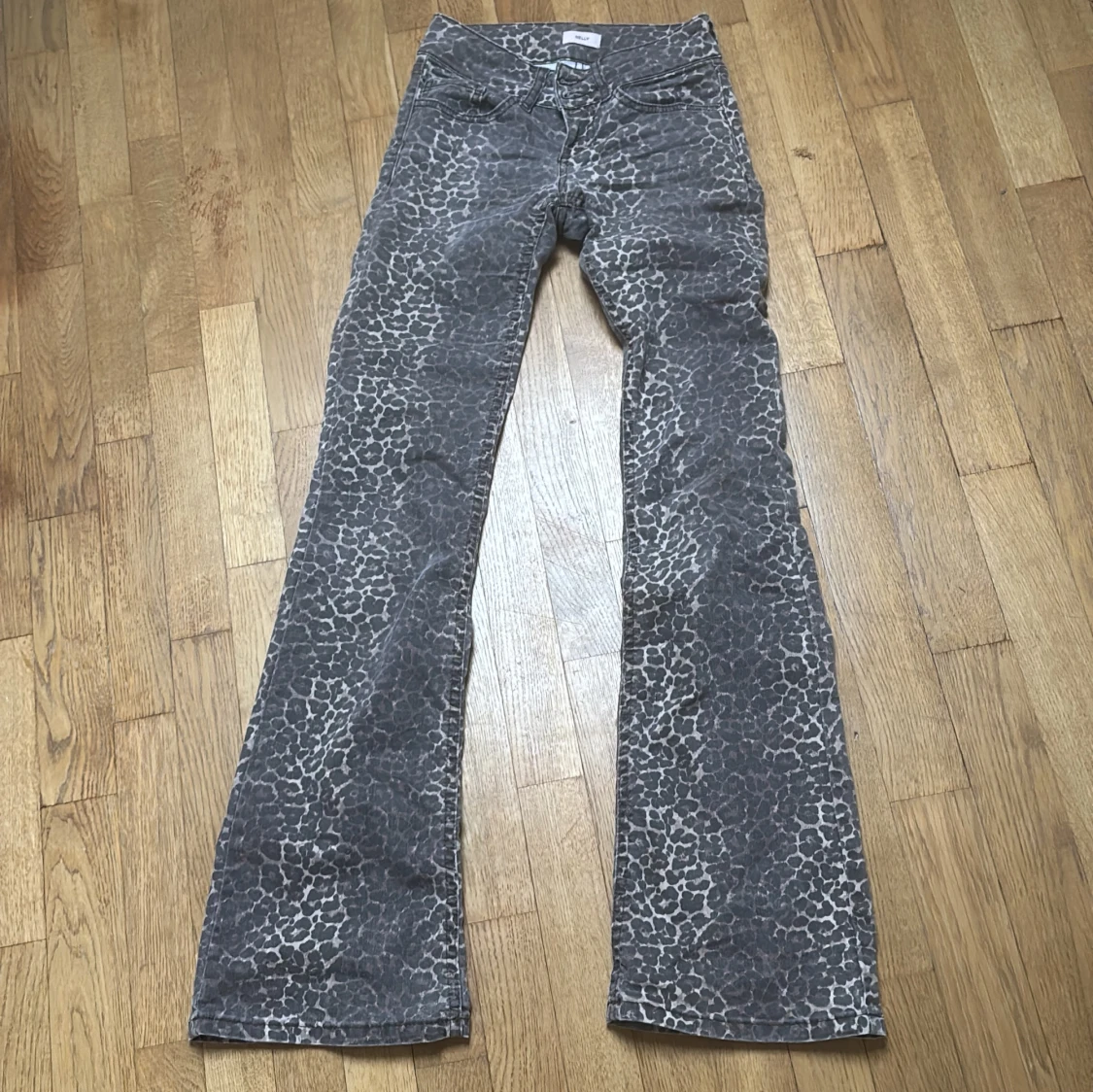 Leopardmönstrade bootcut jeans från Nelly