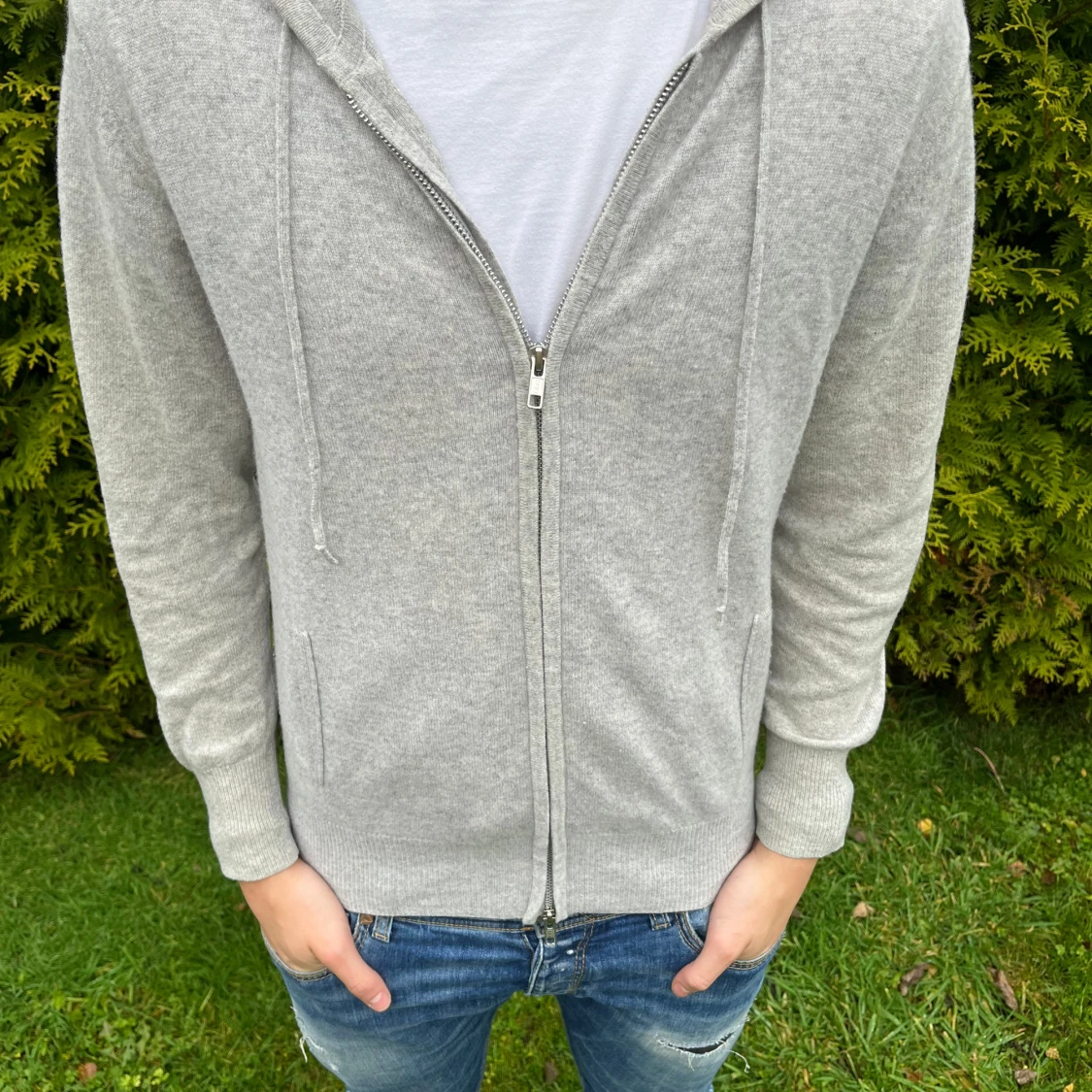 Grå kashmirhoodie från Soft Goat - 2