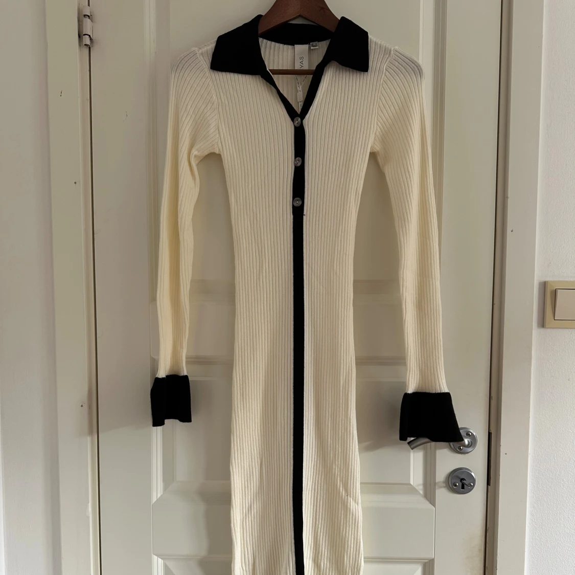Vit ribbad långklänning