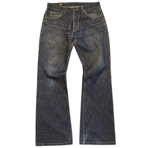 Vintage Lee Bootcut Jeans - Ett par riktigt najs bootcut jeans från Lee, snygg färg och fantastisk passform. Modell: Denver Flare. Mått: Ytterben:107cm Innerben:80cm Lår:27cm Benöppning:25cm Midja:43cm 