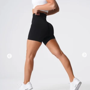 Nvgtn shorts - Jättesnygga ”Black Solid Seamless Shorts” från Nvgtn i storlek xs. Helt oanvända men lapp kvar samt i orginalpåsen🤍(köpte fel storlek och kunde inte skicka tillbaks)🫶🏻 