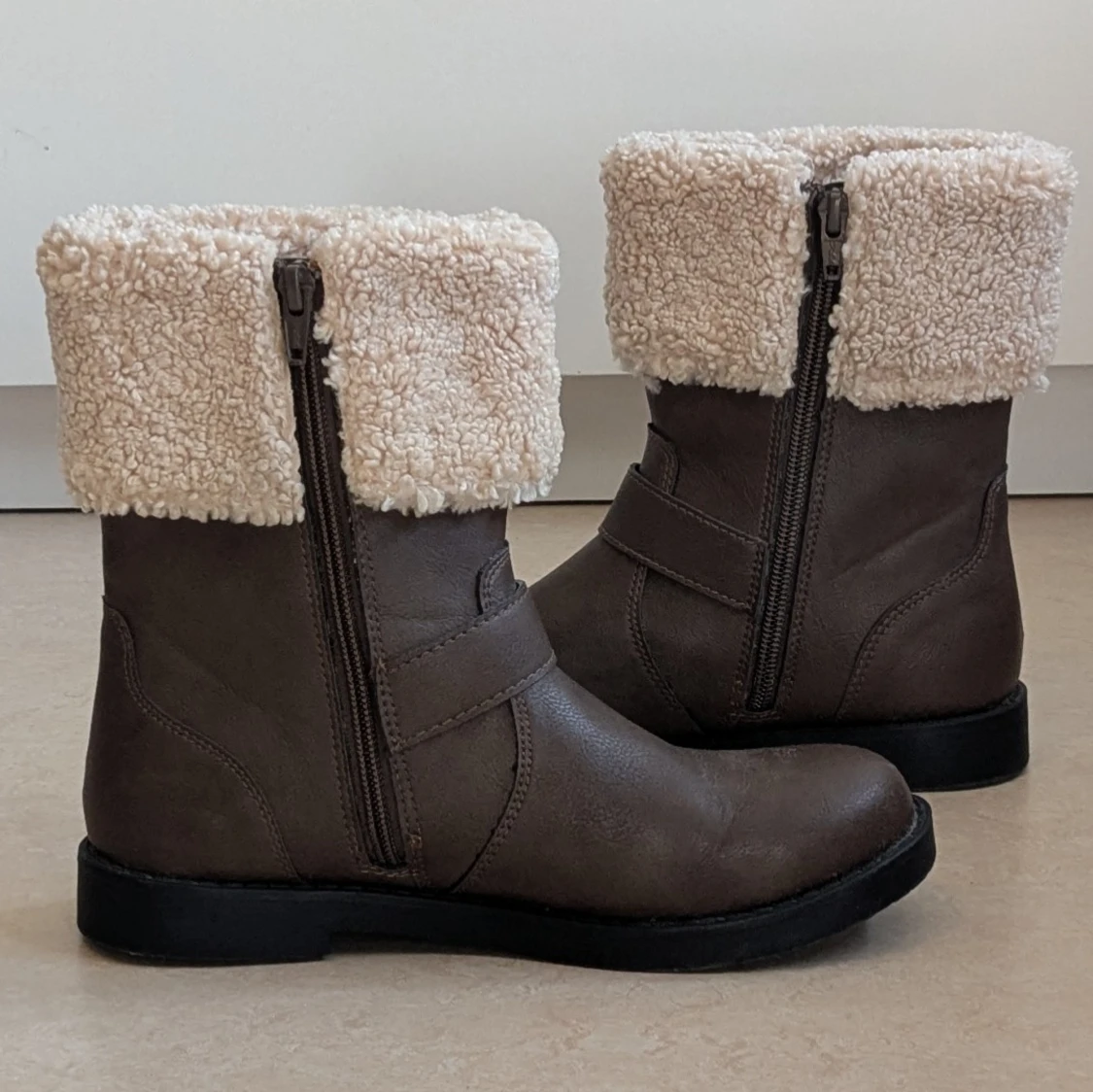 Bruna boots med fuskpäls från H&M - 3